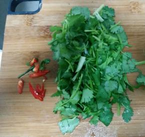 香菜和红辣椒洗净切成碎末备用。大蒜拍成碎末
