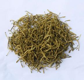 金银花放在平底锅中炒一下，去除苦味