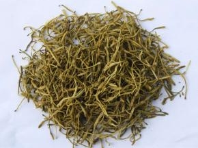 金银花放在平底锅中炒一下，去除苦味