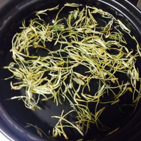 用开水冲洗金银花和菊花