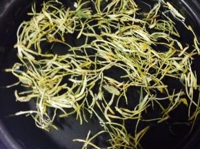 用开水冲洗金银花和菊花