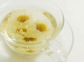 把洗好的金银花和菊花用开水冲泡，这道消暑饮品就做好了