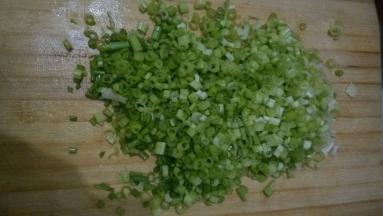 芹菜洗净，摘掉芹菜叶，其余的切成丁状