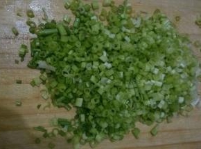 芹菜洗净，摘掉芹菜叶，其余的切成丁状