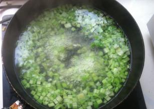 锅内加水煮至沸腾，放入芹菜焯水。捞出沥干水分