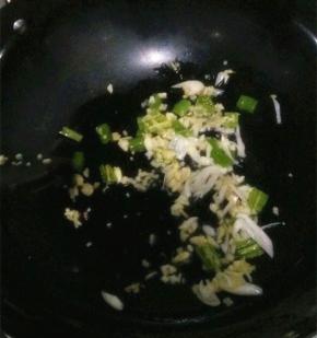 锅内放油加热，油热之后放入葱蒜爆香
