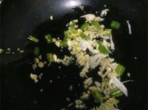 锅内放油加热，油热之后放入葱蒜爆香