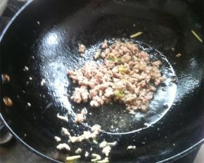 放入牛肉，大火翻炒至变色