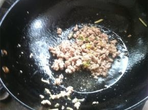 放入牛肉，大火翻炒至变色