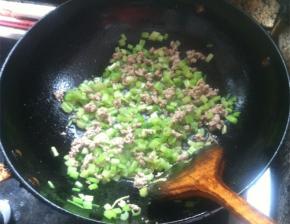 放入焯水的芹菜一起翻炒，倒入生抽和料酒