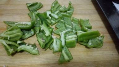 青椒洗净切成块状备用