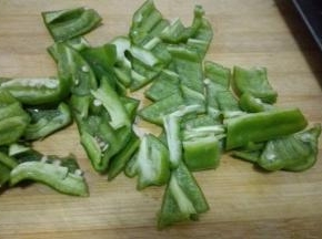 青椒洗净切成块状备用