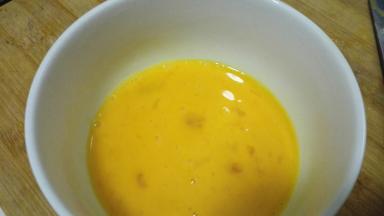 鸡蛋打成蛋液备用