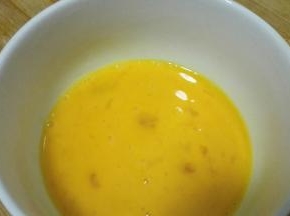 鸡蛋打成蛋液备用