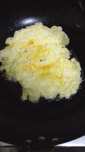 锅内放油加热，油热之后放入蛋液煎至7,8分熟捞出备用