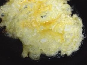锅内放油加热，油热之后放入蛋液煎至7,8分熟捞出备用