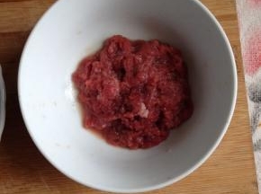 牛肉洗净切成碎末，用料酒腌制20分钟