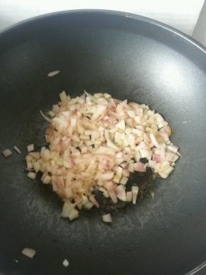 锅内放入黄油融化，放入洋葱煸炒出香味