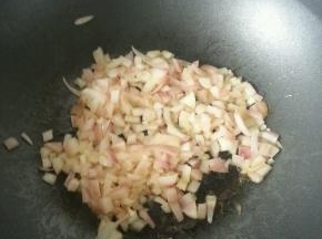 锅内放入黄油融化，放入洋葱煸炒出香味
