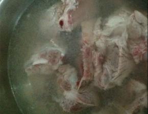 排骨洗干净，热水中加入适量料酒过焯，去除血沫