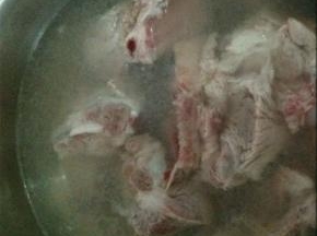 排骨洗干净，热水中加入适量料酒过焯，去除血沫