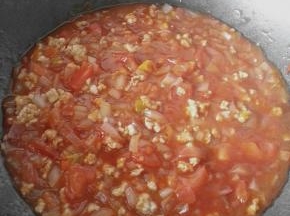 加适量的番茄酱和水，小火煮至沸腾