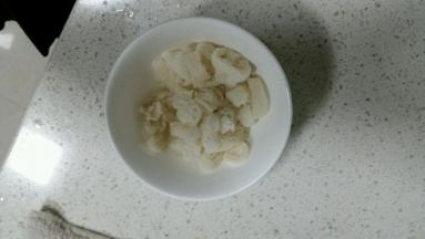 竹荪用淡盐水泡10分钟左右洗净，山药切成块，竹荪去根，头部切成段