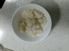 竹荪用淡盐水泡10分钟左右洗净，山药切成块，竹荪去根，头部切成段