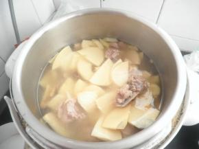 高压锅中加水，放入排骨和姜片熬成汤，漏气开盖，放入山药和竹荪大火煮开