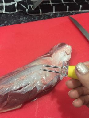 牛腱肉清洗干净后用叉子在周围扎几个小孔方便入味