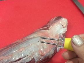 牛腱肉清洗干净后用叉子在周围扎几个小孔方便入味
