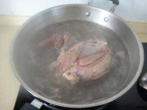 牛腱冷水下锅，放几片姜煮至沸腾，撇去溢出的血沫