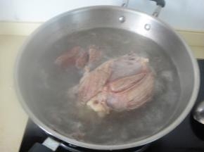 牛腱冷水下锅，放几片姜煮至沸腾，撇去溢出的血沫