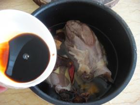 倒入料酒，生抽，老抽和各种香料