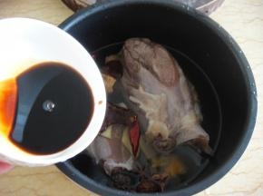 倒入料酒，生抽，老抽和各种香料