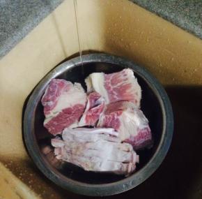 牛腩用清水泡出血水，泡1小时以上，土豆切块