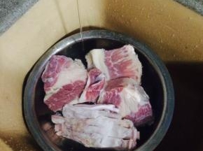 牛腩用清水泡出血水，泡1小时以上，土豆切块