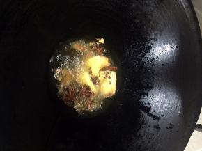 锅内放油，油热放入姜，八角，桂皮和花椒粒，干辣椒，小火煸炒出香味