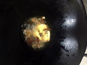 锅内放油，油热放入姜，八角，桂皮和花椒粒，干辣椒，小火煸炒出香味