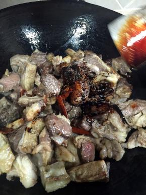 倒入老抽和料酒，翻炒至均匀上色