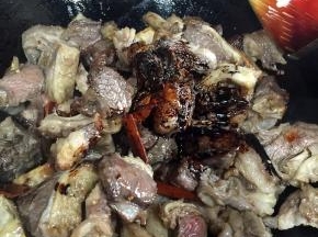 倒入老抽和料酒，翻炒至均匀上色