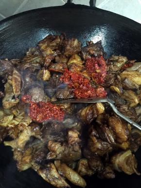 翻入郫县豆瓣酱，翻炒均匀