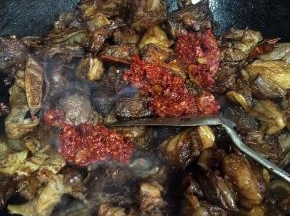 翻入郫县豆瓣酱，翻炒均匀