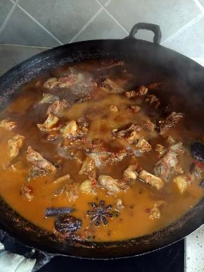 锅内倒入足量的温水，大火煮开转小火炖1个半小时