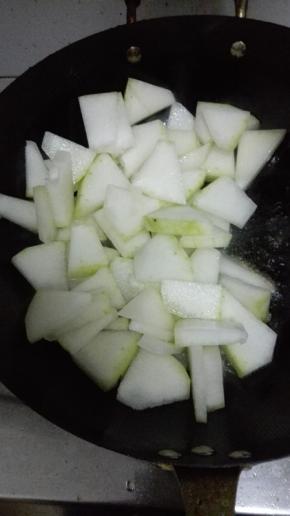 锅内放少许油，油热放入冬瓜翻炒