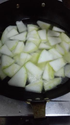 冬瓜微微透明，加入没过冬瓜的水，煮开之后放入海米同煮