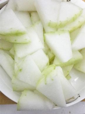 冬瓜切皮洗净切成块状
