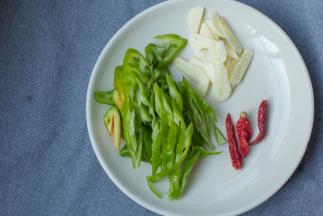 青椒、大蒜切片备用