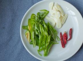 青椒、大蒜切片备用