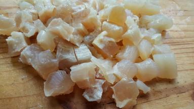 牛筋洗净焯水，切成块状备用